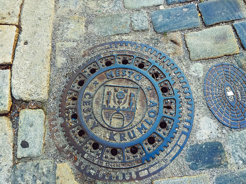铸有库伦洛夫城市纹章的渠盖。