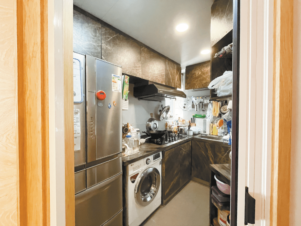厨房装潢新净，上下橱柜增加储物空间。