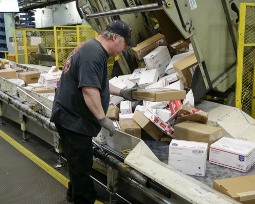 美国扬言可能考虑退出有145年历史的万国邮政联盟。AP