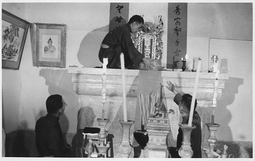 許舒1964年協助下葵涌居民遷往新村。(香港檔案處許舒珍藏照片集)