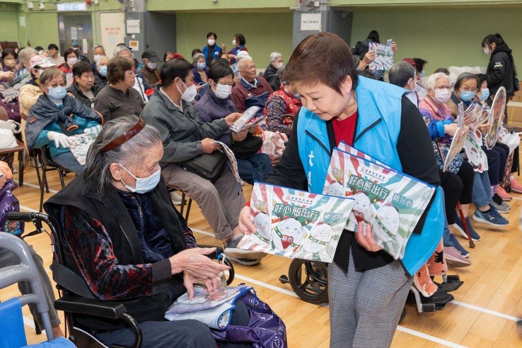 關愛隊隊員向長者派發交通安全紀念品及宣傳單張。(主辦單位提供)