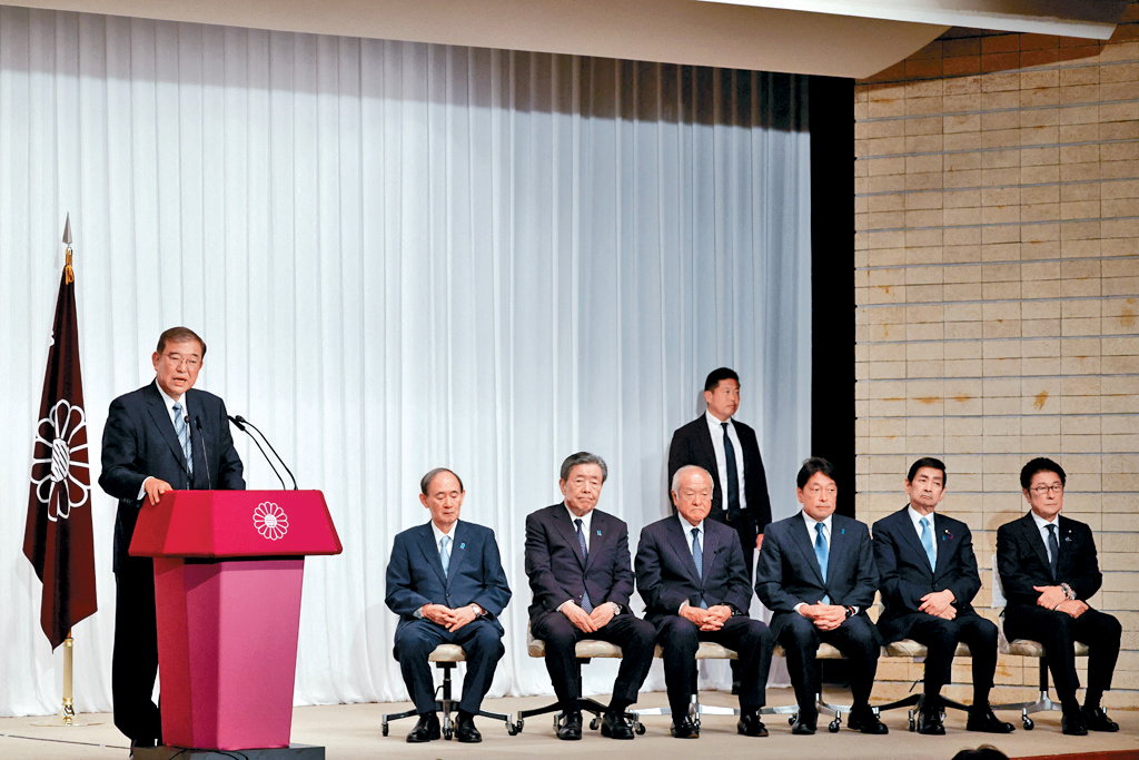石破茂（左）與自民黨高層周一在東京黨總部舉行記者會。 