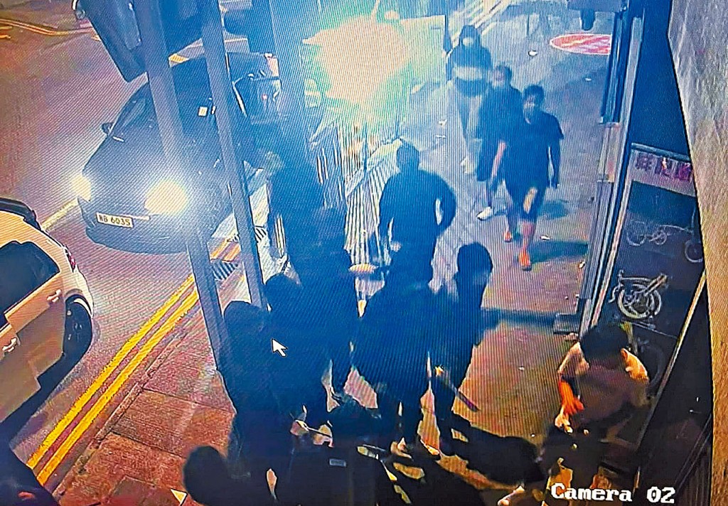 「天眼」拍下元朗安樂路一工廈外出現大批持刀男子。