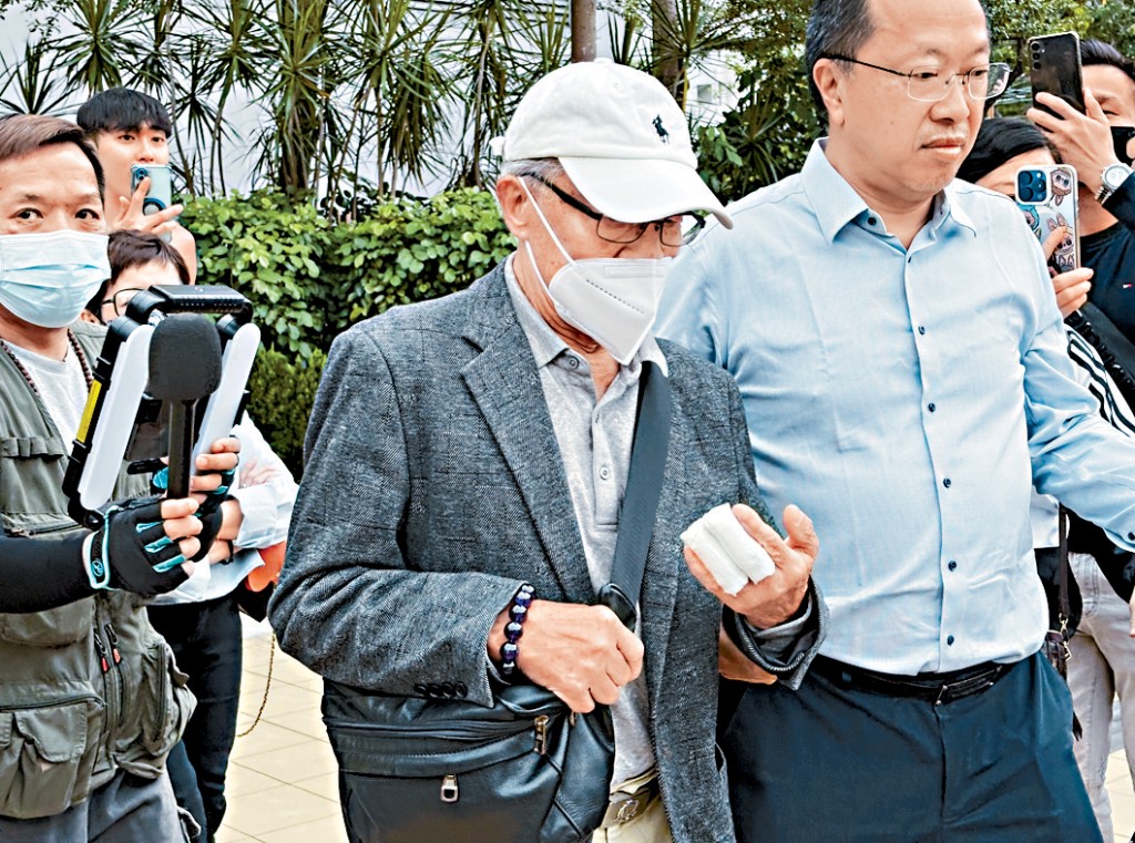 何伯承認襲擊罪，終判監2個月，緩刑2年，賠償2000元。