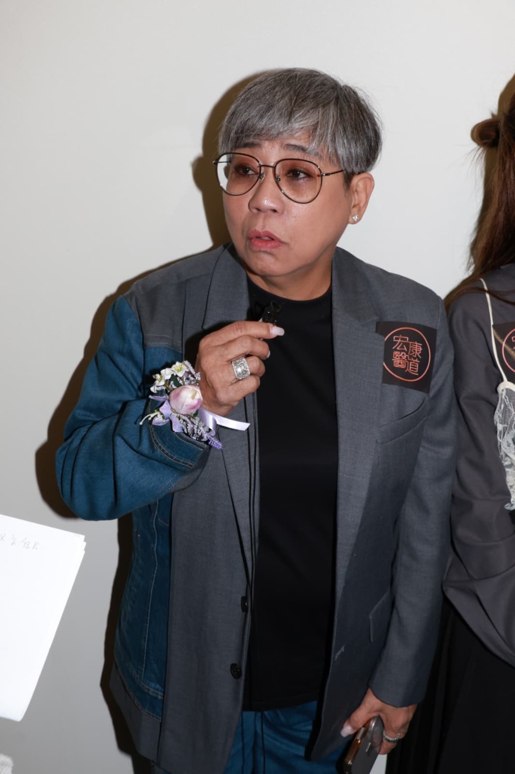 黑妹每星期拉筋一次，搞笑大讚教練好靚仔。