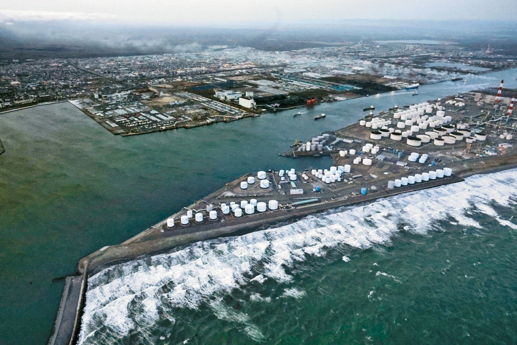 海嘯警報發布後，北海道苫小牧市岸邊的海浪越來越大。