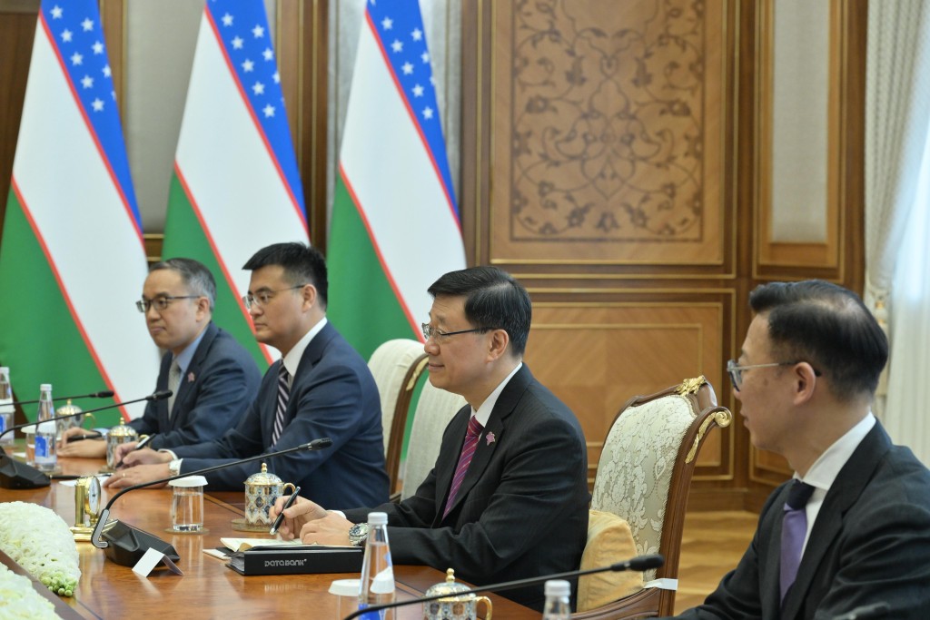 行政長官李家超(右二)今日(六月四日)在烏茲別克斯坦塔什干與烏茲別克斯坦總統沙夫卡特·米羅莫諾維奇·米爾濟約耶夫會面。 行政長官李家超(右二)今日(六月四日)在烏茲別克斯坦塔什干與烏茲別克斯坦總統沙夫卡特·米羅莫諾維奇·米爾濟約耶夫會面。