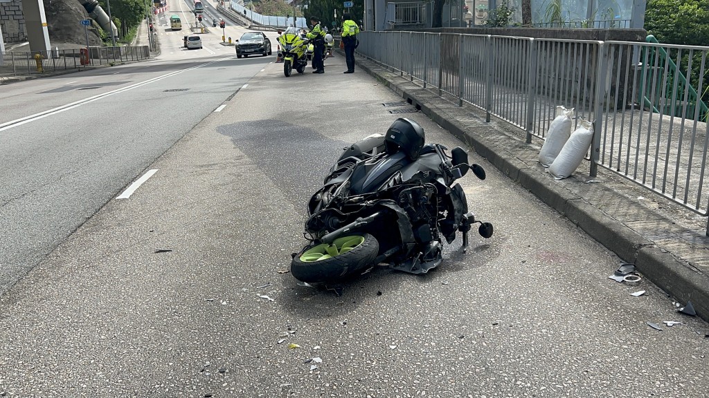 電單車橫亘路中。楊偉亨攝