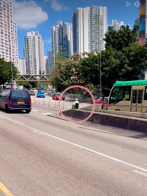 小巴減速跟在電動輪椅後，以免撞上。fb馬路的事討論區影片截圖