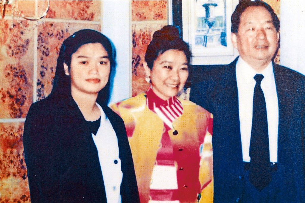 ■龔如心帶同陳振聰妻子妙清（左）見田紀雲。