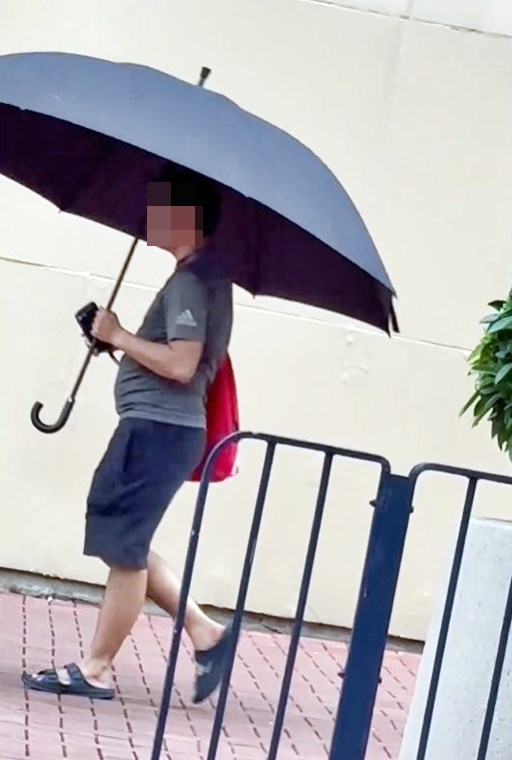 多創意的網民形容此傘為「7人遮」、「家 庭傘」、「成個鑊」、「呢把係『亭』」、 「依把唔係傘喎,佢帶咗簷篷出街」。 Threads截圖 多創意的網民形容此傘為「7人遮」、「家 庭傘」、「成個鑊」、「呢把係『亭』」、 「依把唔係傘喎,佢帶咗簷篷出街」。 Threads截圖
