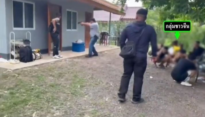 泰國警方持槍入屋救出5名被綁架中國公民。泰國速報