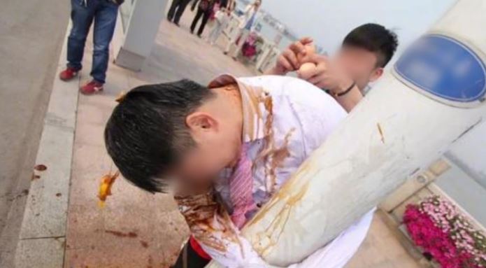 内地不时传出低俗甚至带有危险性的婚闹。