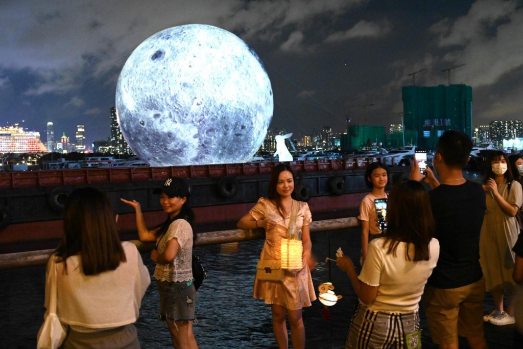 滿月會在黃昏時分出現。資料圖片
