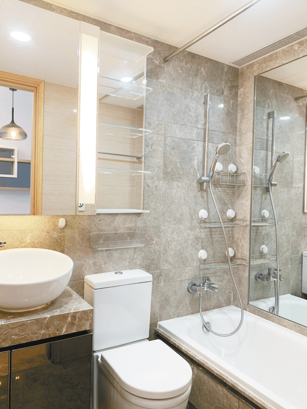 浴室設浴缸方便淋浴或浸浴，牆身另設鏡面。