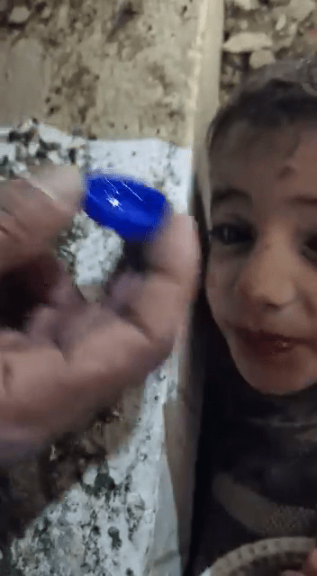 叙利亚男童受困瓦砾堆45小时被发现，露出微笑。
