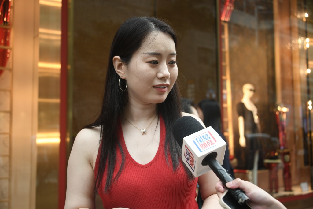 來自山西的梅小姐表示,此次趁假期訪港兩日,主要為了帶母親在香港逛逛。 來自山西的梅小姐表示,此次趁假期訪港兩日,主要為了帶母親在香港逛逛。