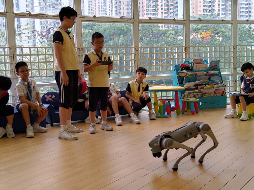 当上小老师的禹钒。(图:受访学校提供) 当上小老师的禹钒。(图:受访学校提供)