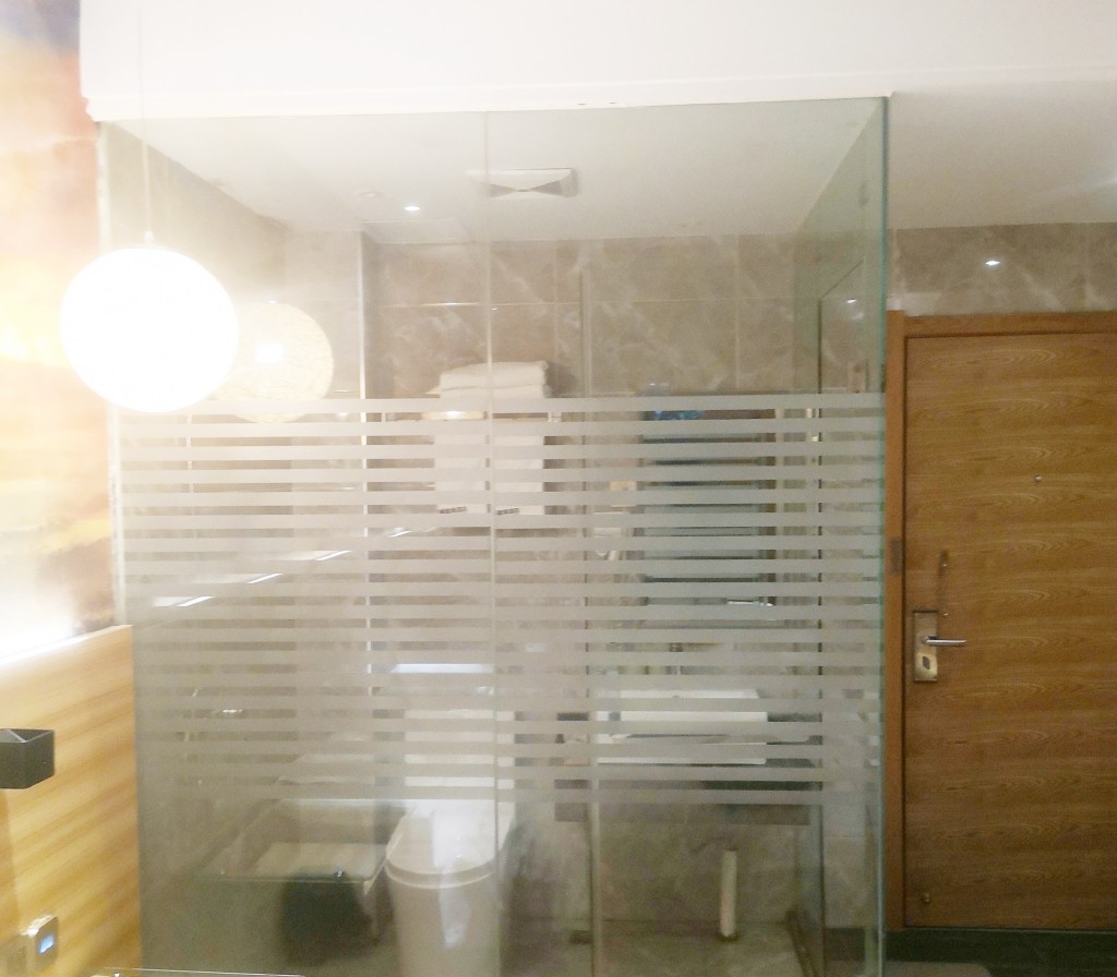 網民稱不能接受洗手間設透明玻璃間隔，感覺似酒店。網上示意圖片