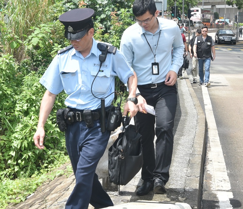 警方在岸邊撿走屬於死者物品,包括一個公事包、黑心背心及紙巾。楊偉亨攝