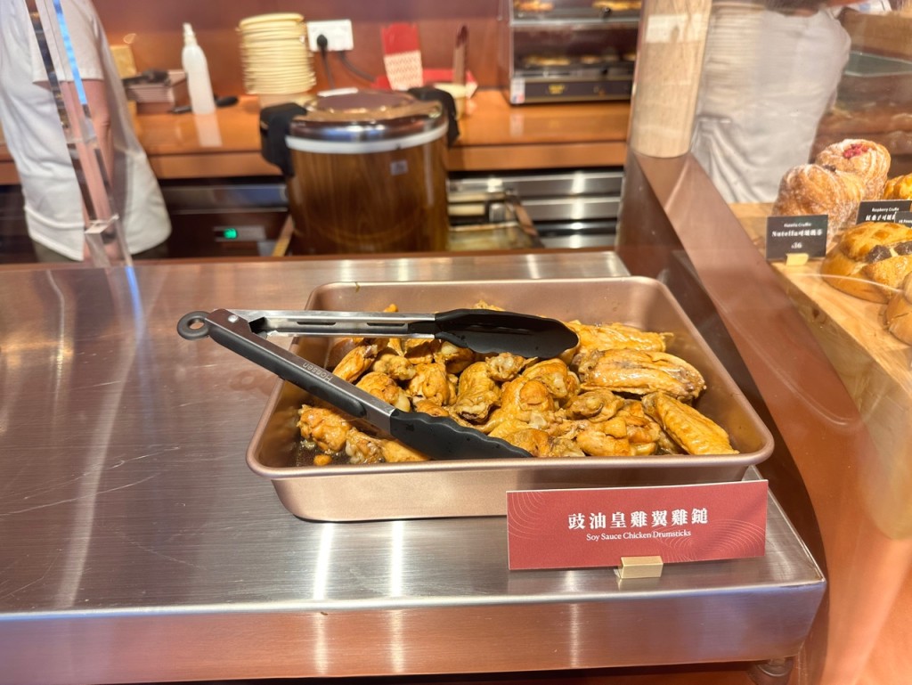 君蘭麵包廠推出兩餸飯和三餸飯。黃鈺鈞攝