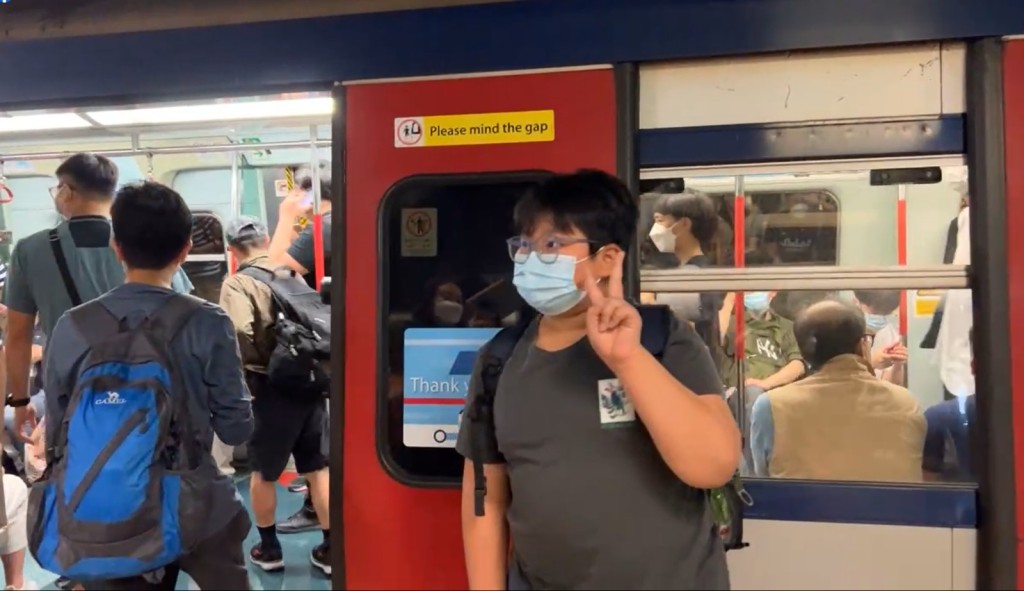 铁路迷在红磡站登上尾班车时不忘打卡。网上截图
