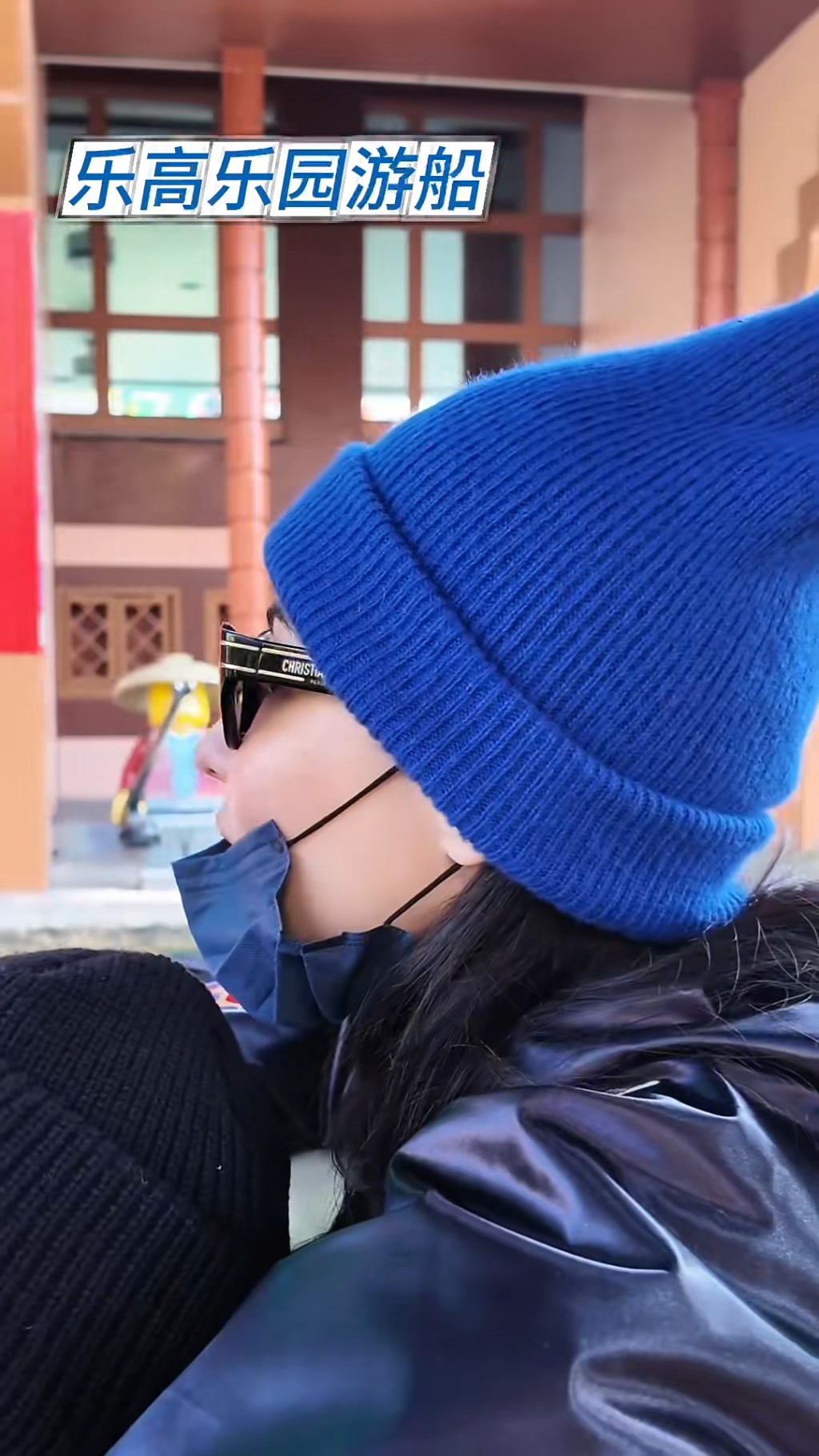 張栢芝帶著兒子在樂園中盡情玩樂。