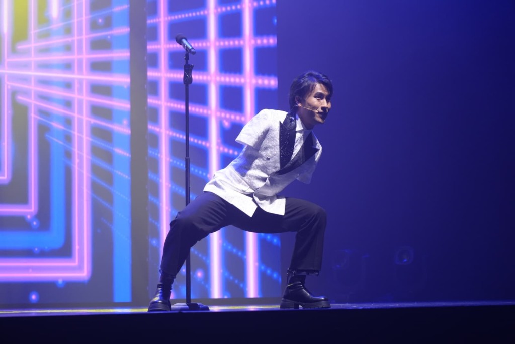 李金凱帶來節奏輕快的《不羈的風》，再以情歌《飛花》和《一生中最愛》溫柔收尾，展現多面唱功。