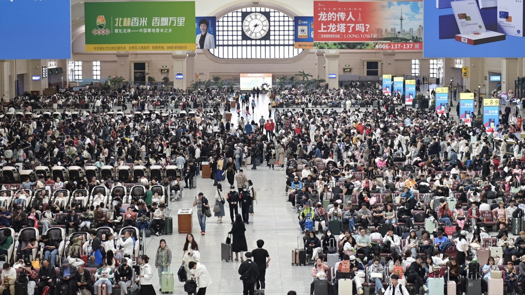 5月1日，五一長假開始時，哈爾濱火車站候車廳內擠滿出行旅客。  新華社