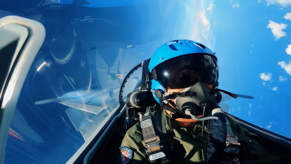 月上旬,海軍航空母艦編隊在西太平洋海域進行訓練,圖為艦載戰鬥機進行飛行訓練。《人民日報》 月上旬,海軍航空母艦編隊在西太平洋海域進行訓練,圖為艦載戰鬥機進行飛行訓練。《人民日報》