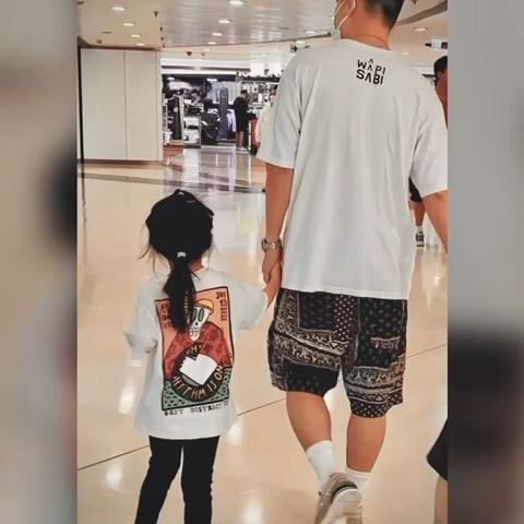 「輕鬆啲」今日（24日）上載一張譚輝智拖着女兒的照片，原來他為女兒慶祝五歲生日。