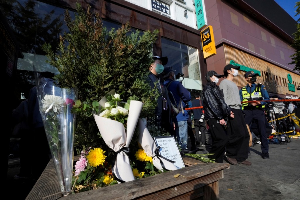 在事发现场一带，有人到场鞠躬以悼念死者，亦有人在场摆放鲜花。