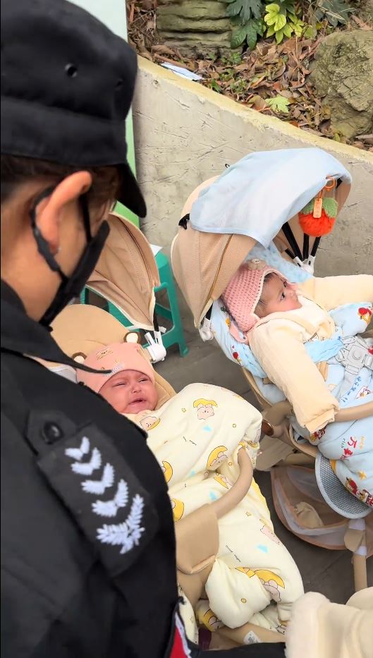 貴陽有外國夫婦為了觀光強將雙胞胎寄存給保安。抖音