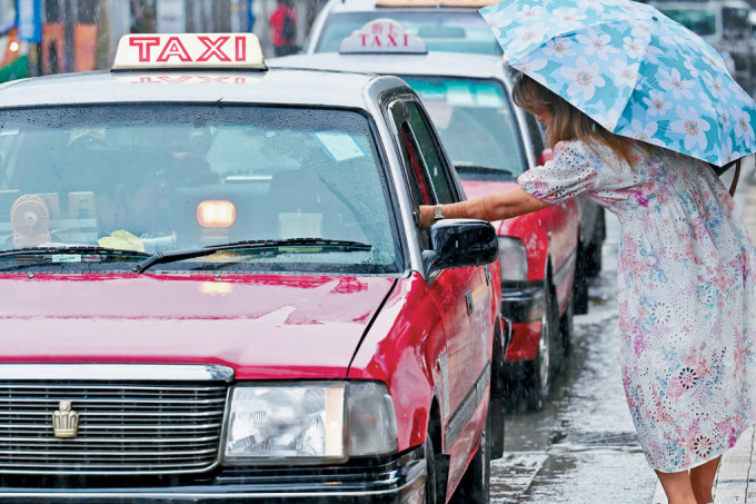 政府將刊憲《2025年道路交通(車輛構造及保養)(修訂)規例》及《2025年道路交通(公共服務車輛)(修訂)規例》。 政府將刊憲《2025年道路交通(車輛構造及保養)(修訂)規例》及《2025年道路交通(公共服務車輛)(修訂)規例》。