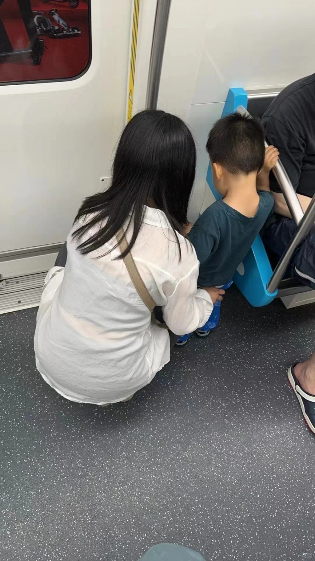 內地許多家長放任孩子在公眾地方大小便。小紅書 內地許多家長放任孩子在公眾地方大小便。小紅書