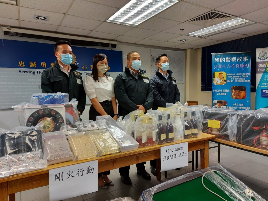 警方展示檢獲涉案的酒精飲品及器材。
