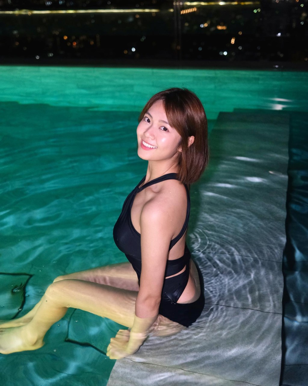 游嘉欣日前激罕在IG晒泳裝照，即使是一件頭泳裝亦好吸睛！有網民認出是在泰國一間酒店拍攝，相信是游嘉欣早前去旅行所拍下。