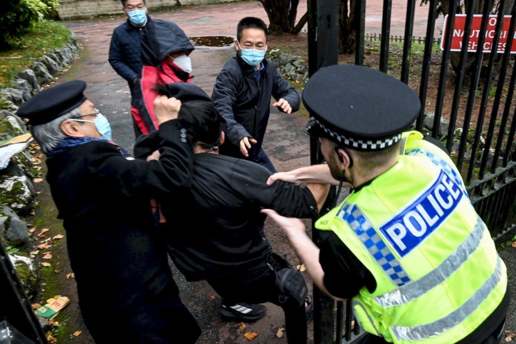 中国驻英国曼彻斯特总领事馆日前爆发冲突事件。