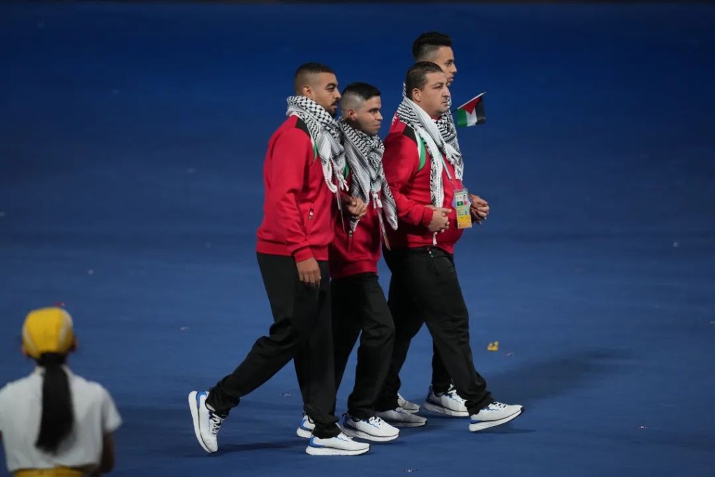 巴勒斯坦代表团出现在杭州亚残运会开幕式。