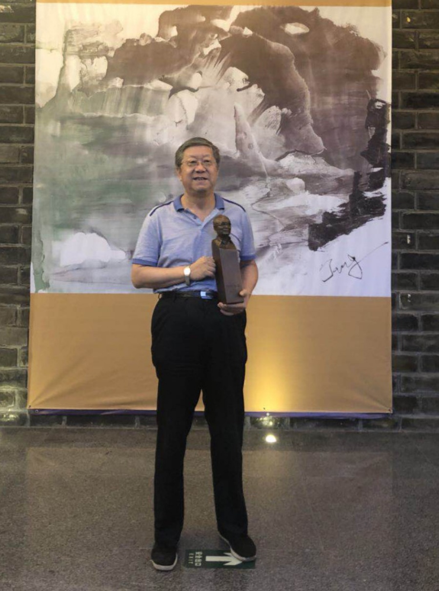 68歲的唐雙寧是遼寧人從事金融40年。