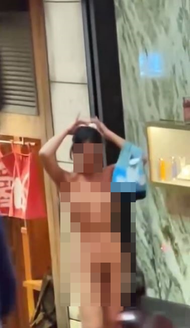祼女深夜時分出現在蘭桂坊。網上影片截圖
