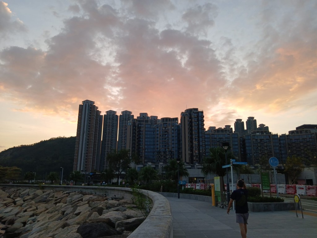 沙包靜觀昨日暴風雨前夕的落 霞，大有笑看風雲的氣慨。