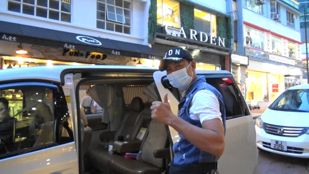 華哥臨上車前竪起手指公。