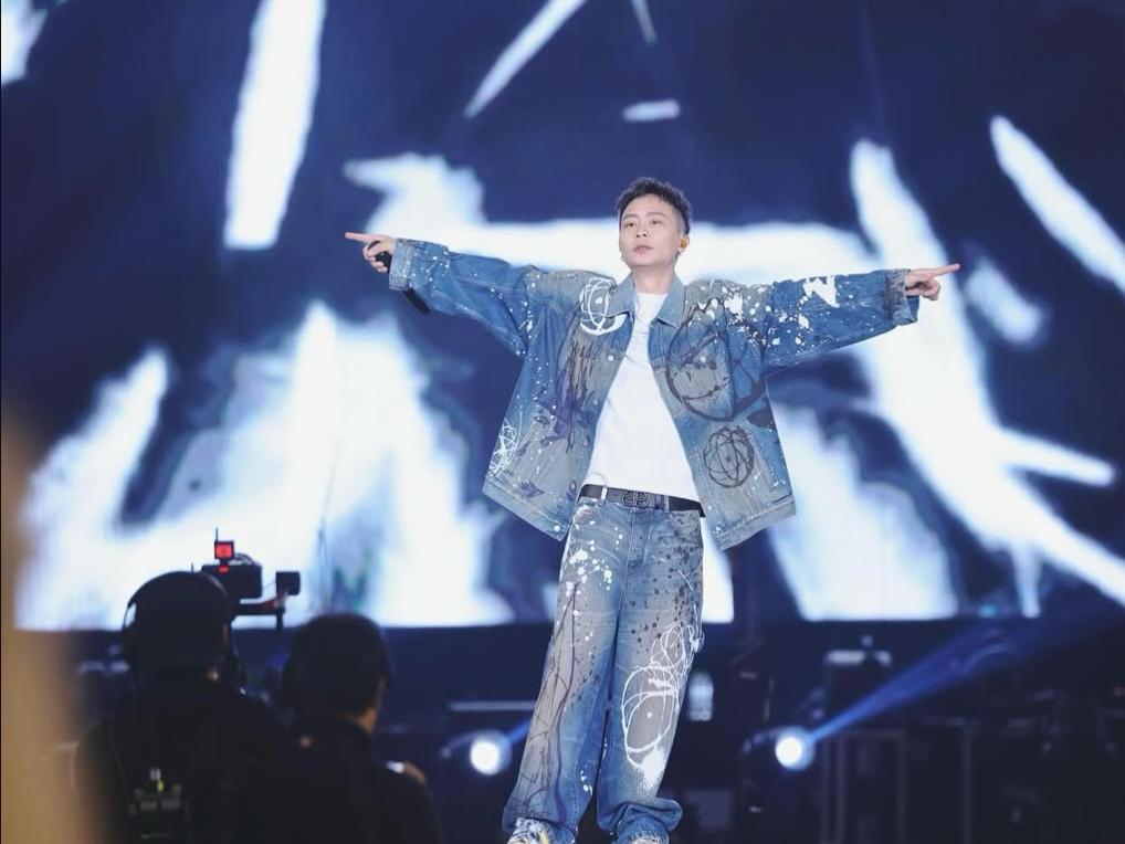 蕭秉治唱電視劇《難哄》歌曲《《想悄悄住進你的靈魂》唱到街知巷聞。 蕭秉治唱電視劇《難哄》歌曲《《想悄悄住進你的靈魂》唱到街知巷聞。