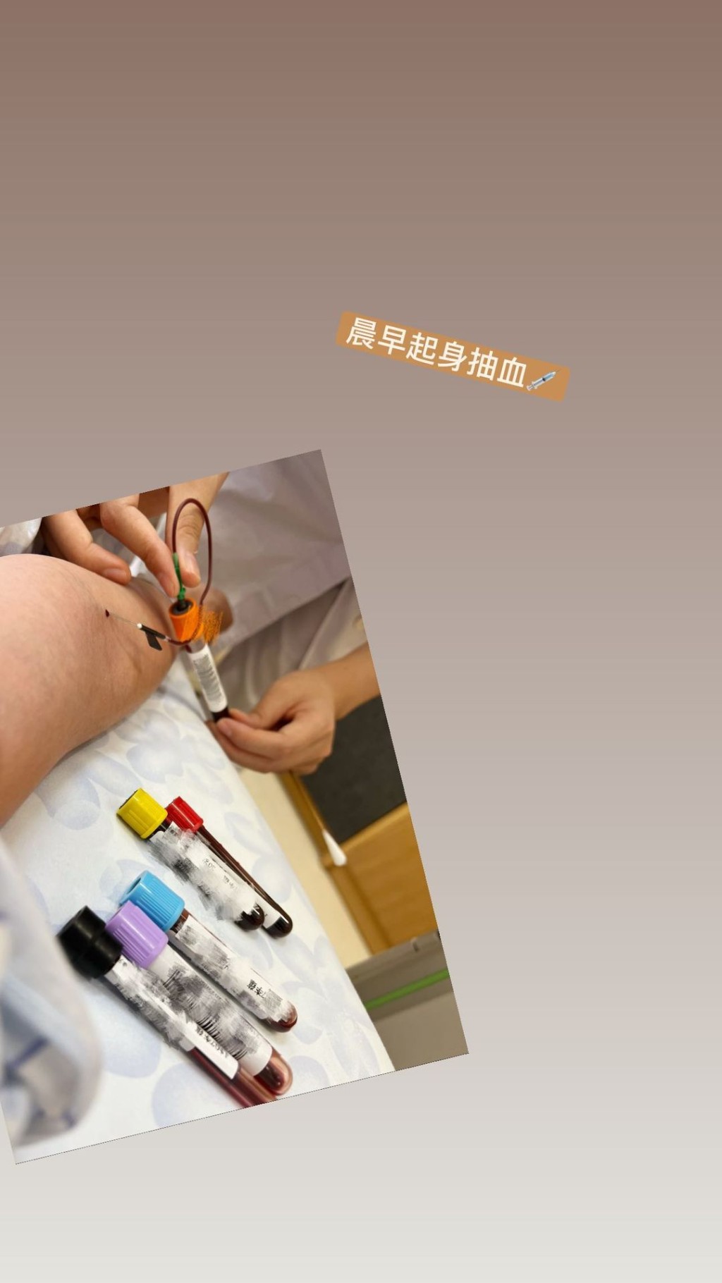 因為一張相而鬧出家暴。 因為一張相而鬧出家暴。