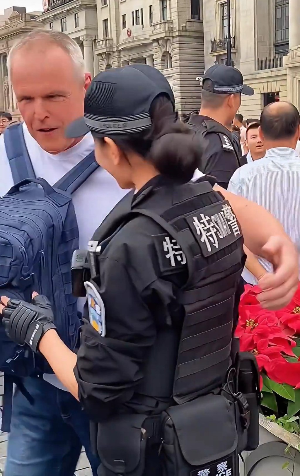 钱雪颖礼貌要求外籍游客合照时保持距离。微博@无心简影