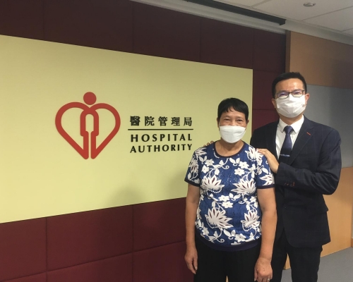 左為呂小姐、右為醫管局總行政經理(服務轉型)陳允健