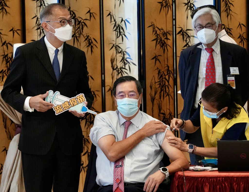 卢宠茂（左）出席立法会接种流感疫苗活动。（苏正谦摄）