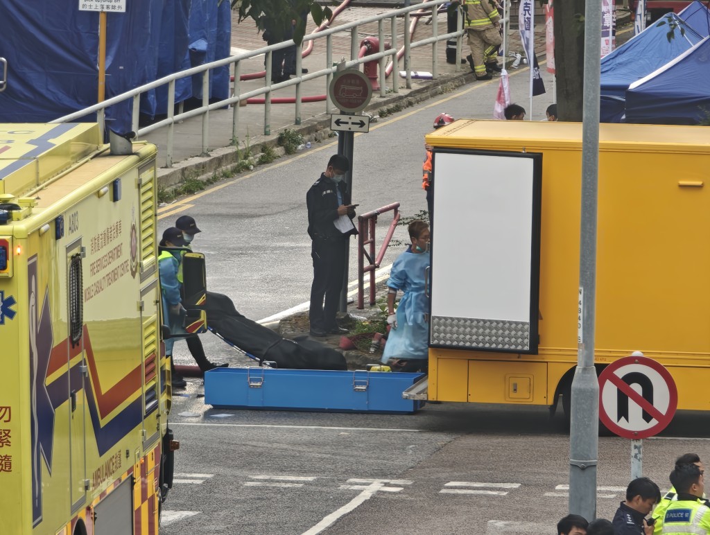 仵工將宏福苑五級大火中的死者遺體，送往殮房。黎志偉攝