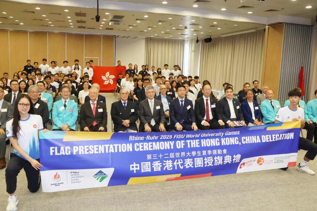 授旗：兩位巴黎奧運代表張心悅（左）及盧蔚豐（右）是運動員代表。徐嘉華攝